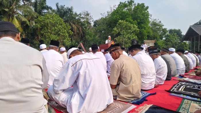 MIN 5 Muaro Jambi Mengikuti Salat Istisqa di Lapangan Garuda