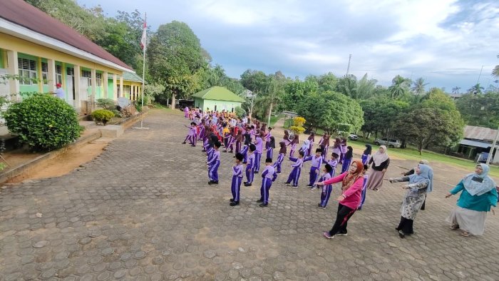 MIN 5 Muaro Jambi Gelar Senam Pagi Bersama Siswa dan Guru
