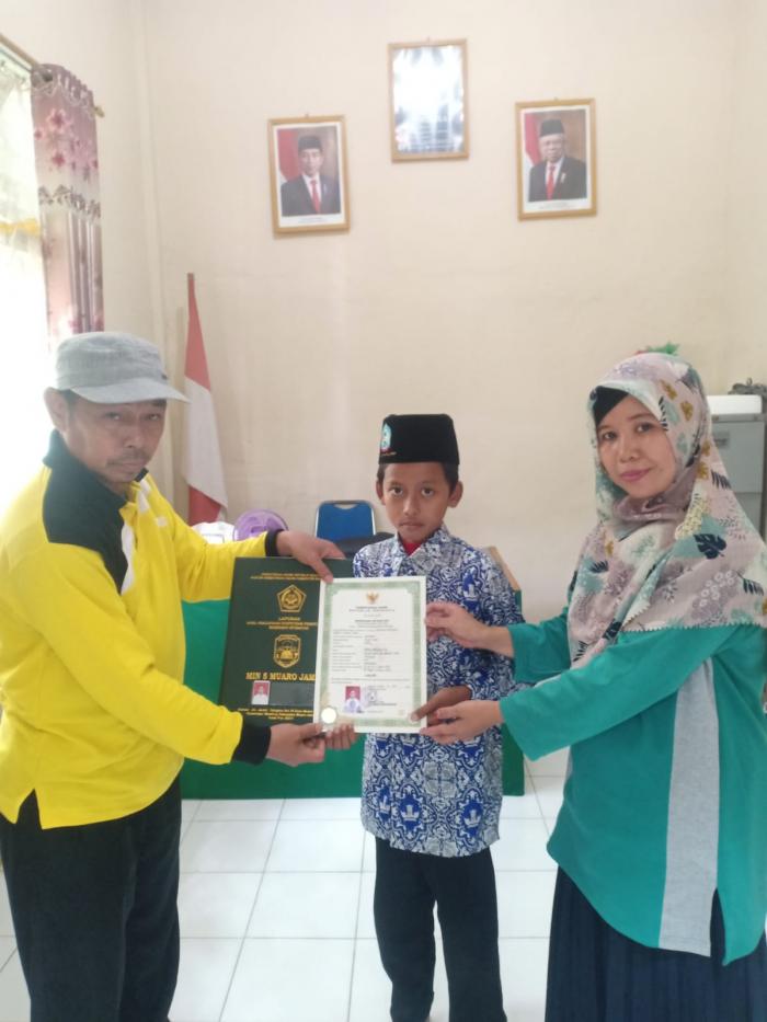 Penyerahan Ijazah Tahun 2021/2022