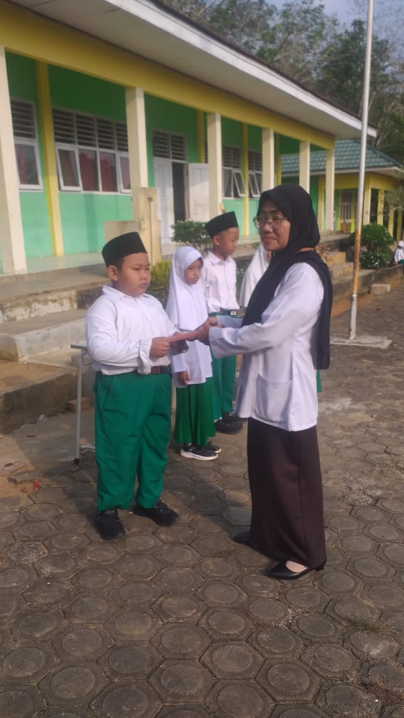 Siswanya Berhasil Raih Juara KSM, Kepala MIN 5 Muaro Jambi Berikan Reward