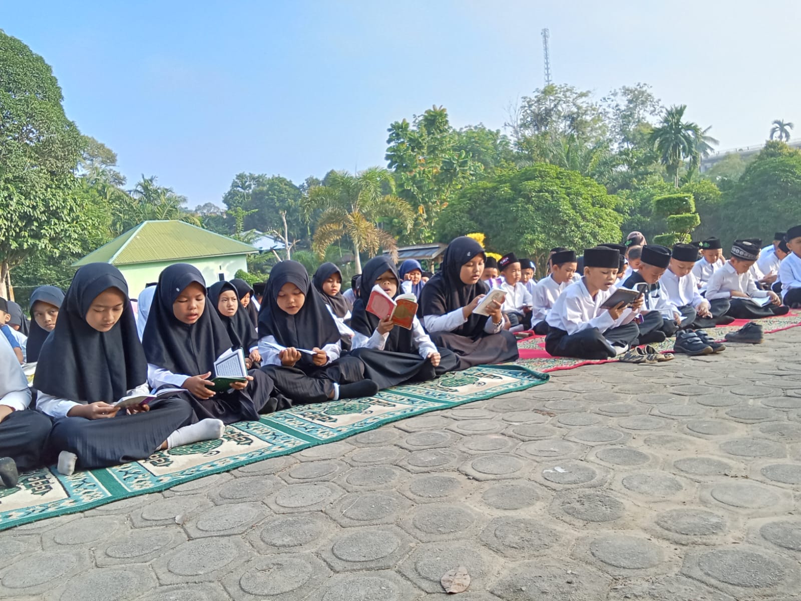 Yasinan & Tahlilan Jumâ€™at Pagi Menjadi Agenda Rutin Bagi Siswa-Siswi MIN 5 Muaro Jambi