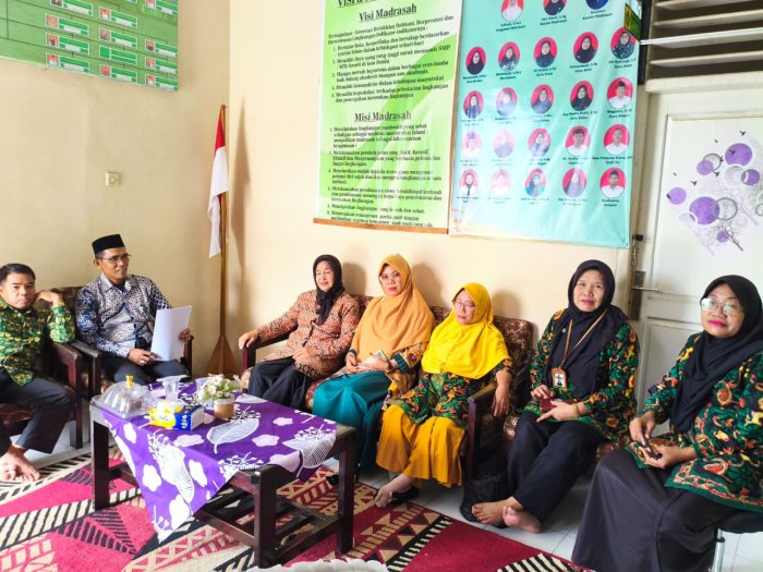 Pengawas Madrasah Tinjau dan Evaluasi Mutu di MIN 5 Muaro Jambi