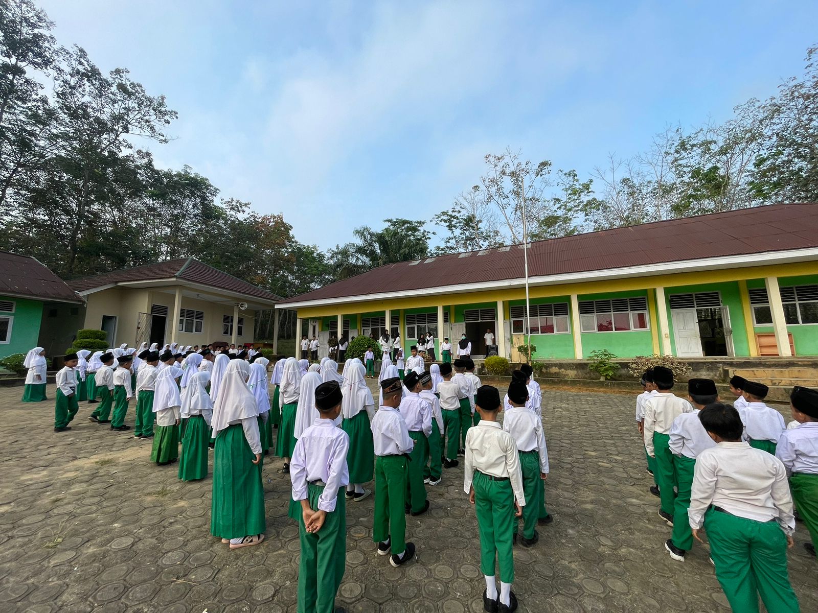 Pelaksanaan Upacara Bendera di MIN 5 Muaro Jambi Untuk Meningkatkan Disiplin Siswa