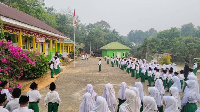 Kegiatan Upacara setiap hari senin  di MIN 5 Muaro Jambi